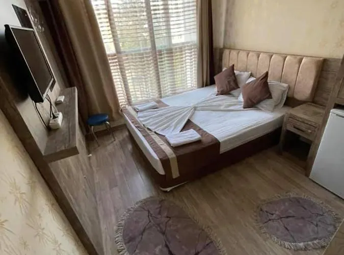 Oezguer אנטליה