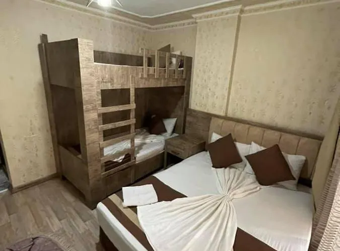 Oezguer מלון 3*
