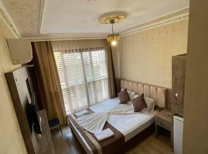 Oezguer אנטליה